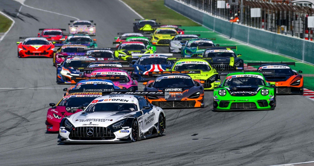 Gruppo di macchine in lotta nel circuito